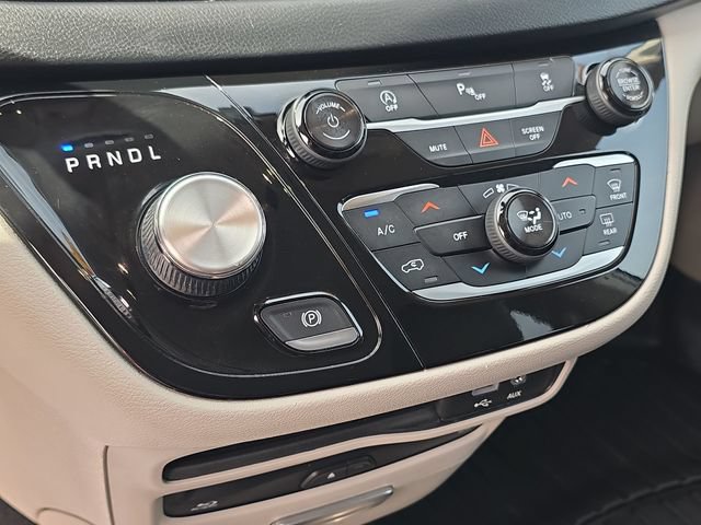 Used 2018 Chrysler Pacifica Touring-L Plus FWD image 19