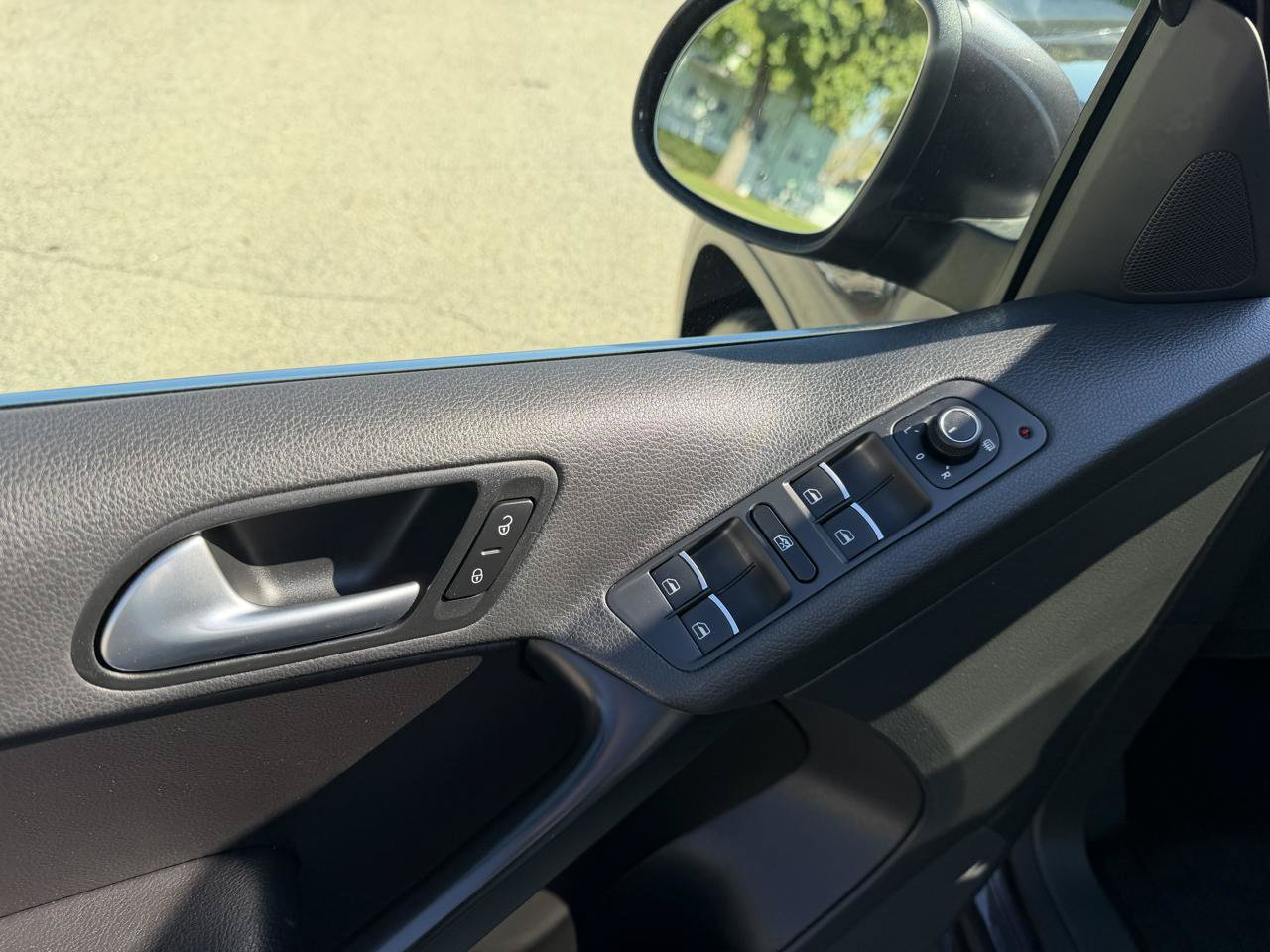 Used 2016 Volkswagen Tiguan SE AWD/4WD image 9