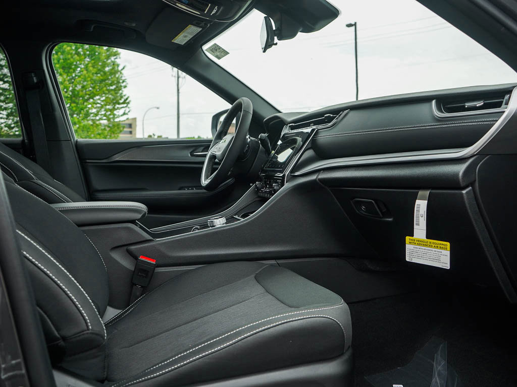 New 2025 Jeep Grand Cherokee L Laredo image 10