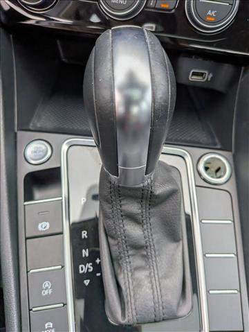 Used 2019 Volkswagen Jetta SEL Premium image 16