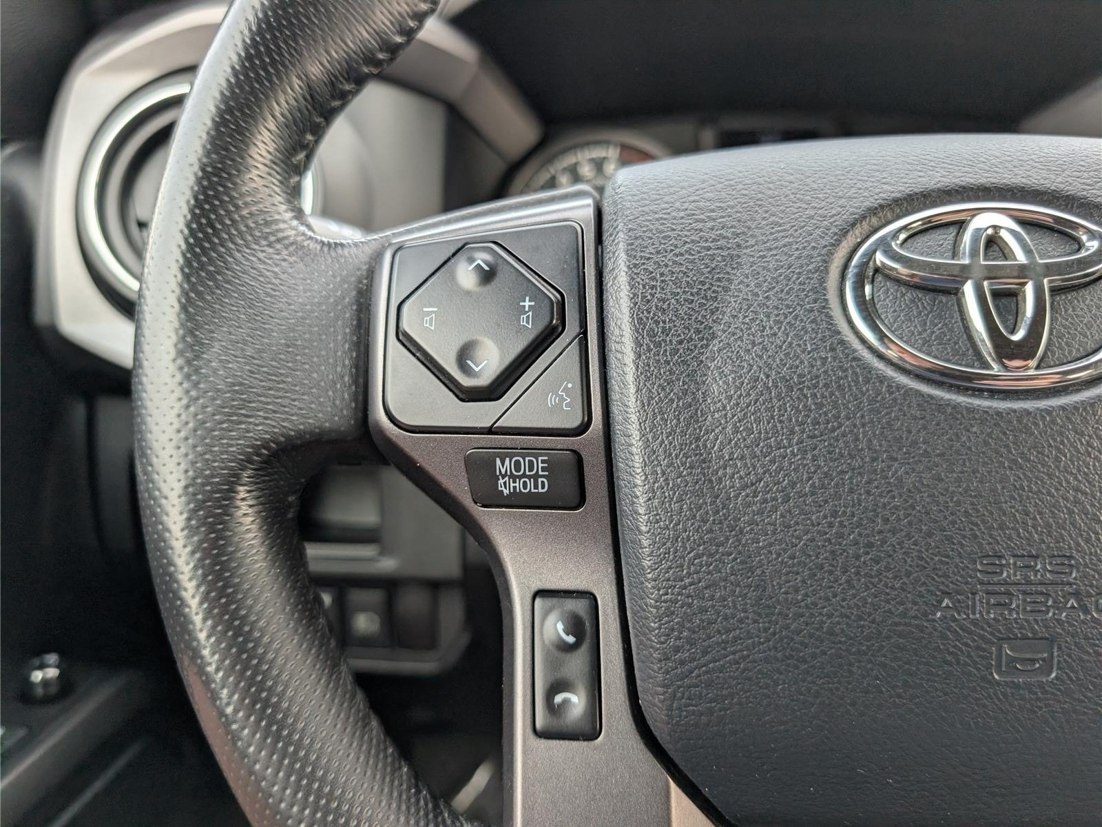 Used 2018 Toyota Tacoma TRD Sport w/ TRD Premium Sport Package AWD/4WD image 21
