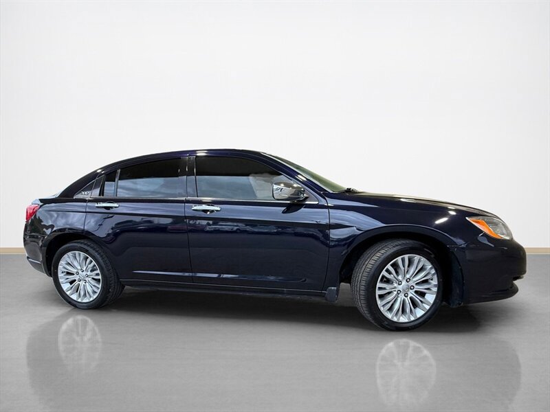 Used 2011 Chrysler 200 Limited FWD image 2