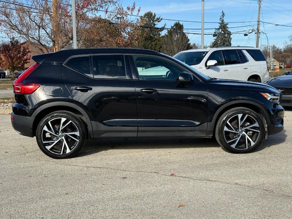 Used 2020 Volvo XC40 T5 R-Design w/ Protection Package Premier image 2