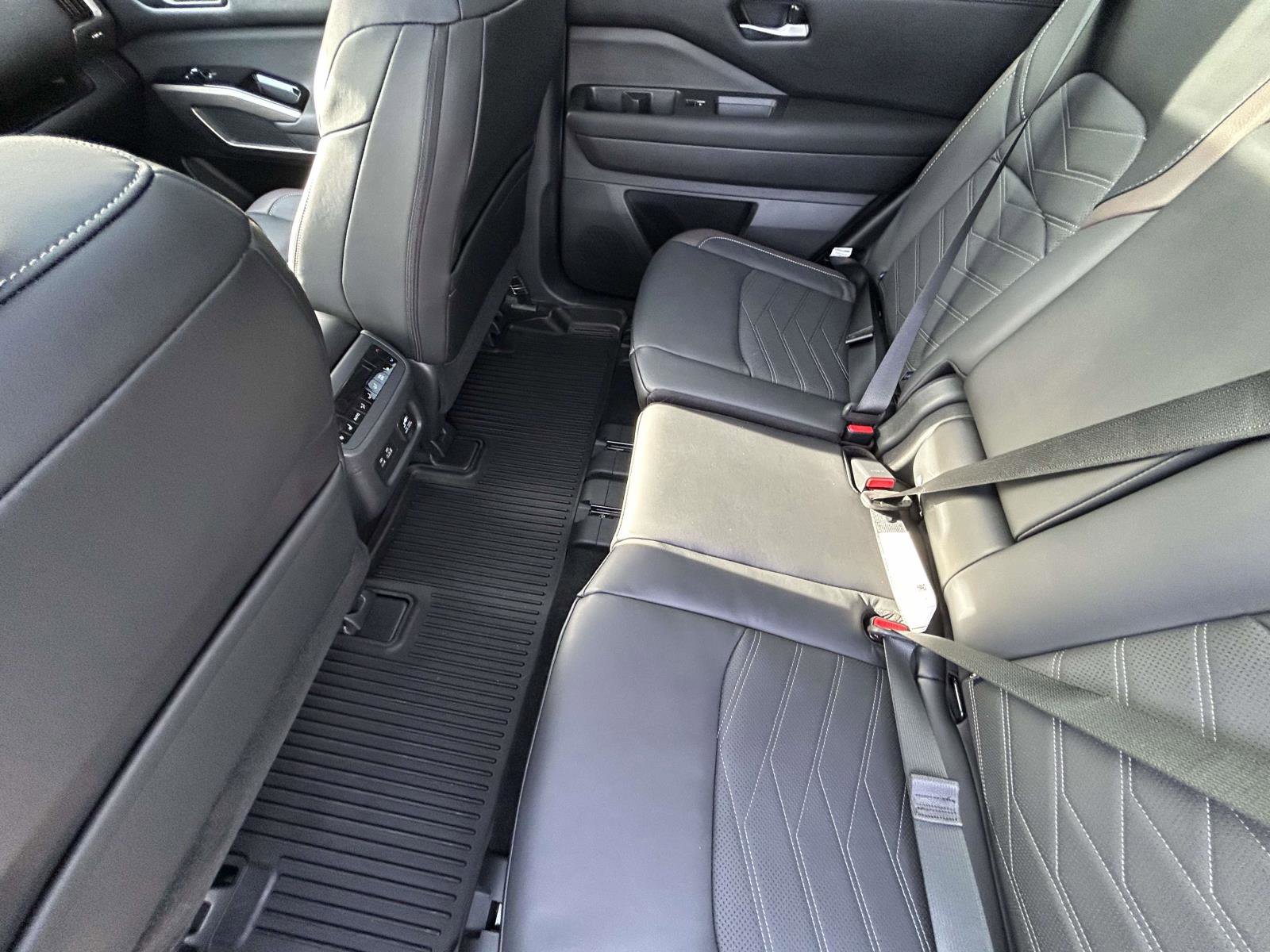 Used 2025 Nissan Pathfinder Platinum w/ Cargo Package image 12