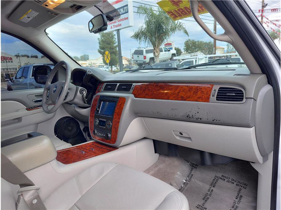 Used 2010 Chevrolet Suburban LTZ image 17