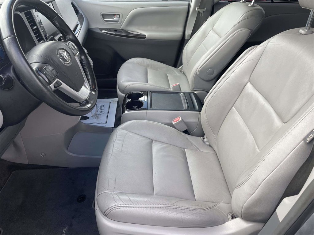 Used 2018 Toyota Sienna XLE image 13