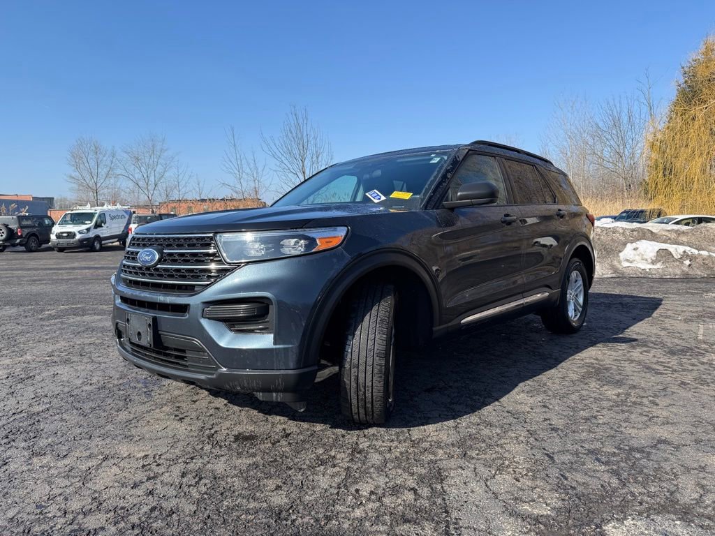 Used 2022 Ford Explorer XLT image 2