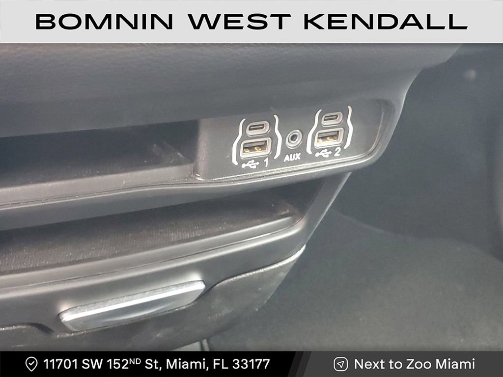 Used 2025 Chrysler Pacifica Select image 28