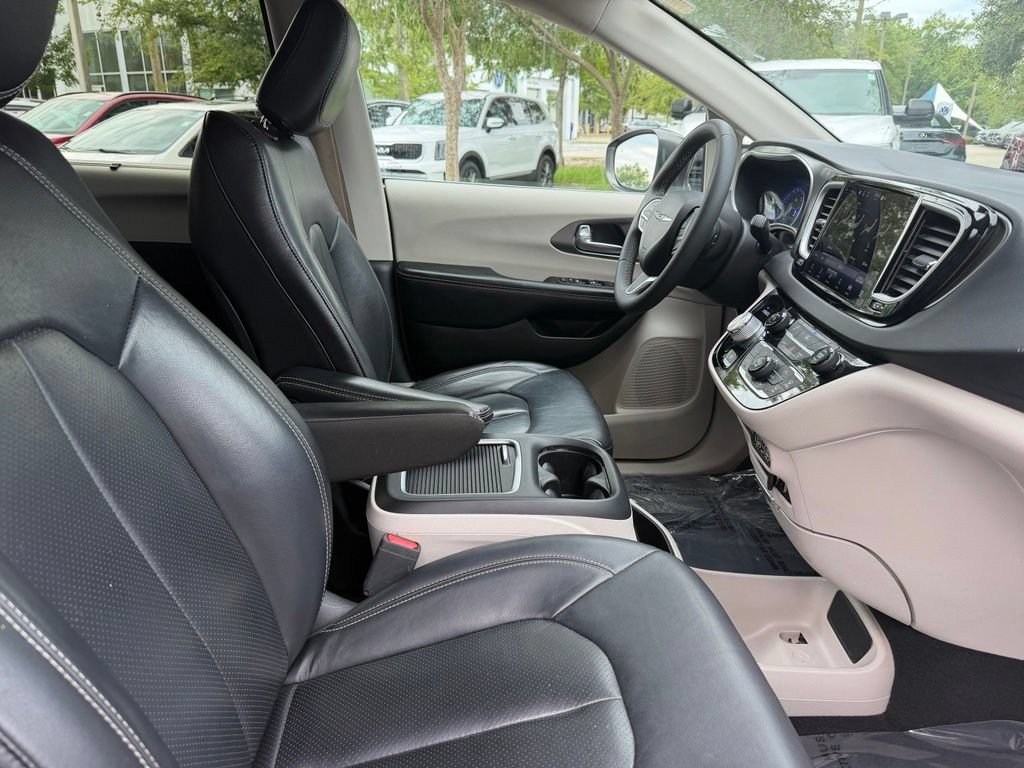 Used 2022 Chrysler Pacifica Touring-L FWD image 10