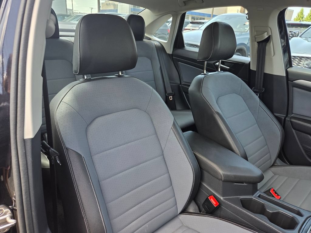 Used 2025 Volkswagen Jetta SE FWD image 27