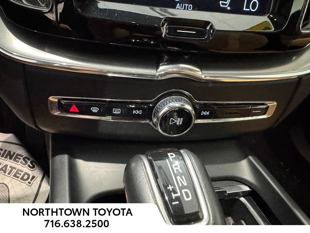 Used 2019 Volvo XC60 T5 Momentum w/ Multimedia Package AWD/4WD image 34