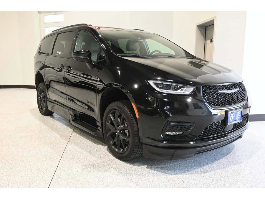 Used 2023 Chrysler Pacifica Touring-L w/ S Appearance Package image 3