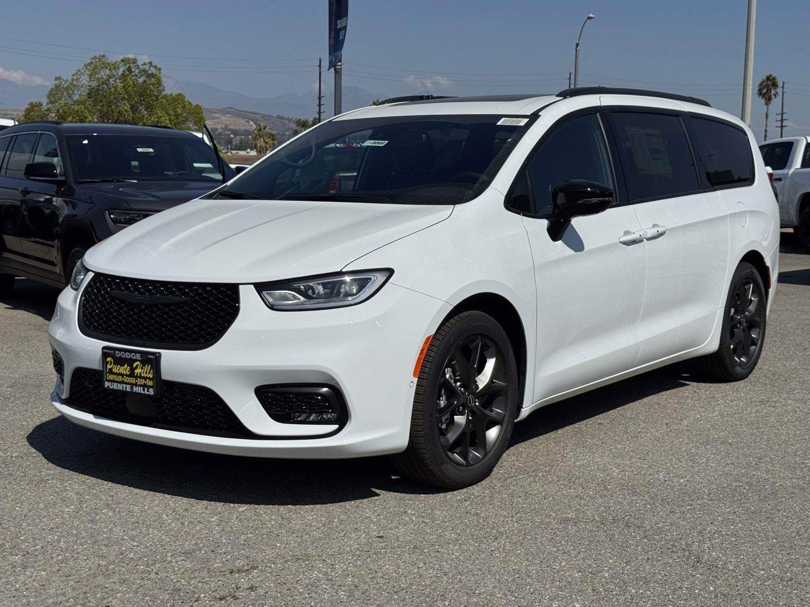 New 2026 Chrysler Pacifica Limited w/ S Appearance Package FWD image 2