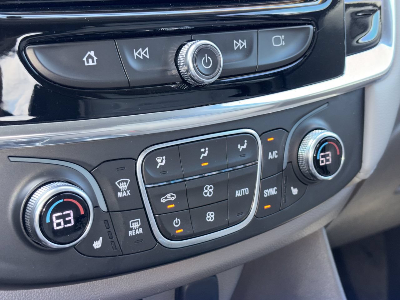 Used 2020 Chevrolet Traverse LT w/ LT Premium Package FWD image 5