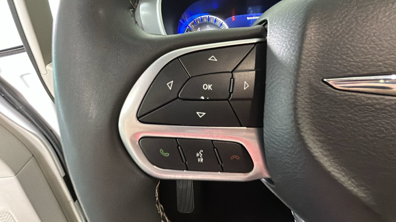Used 2024 Chrysler Pacifica Touring-L FWD image 17