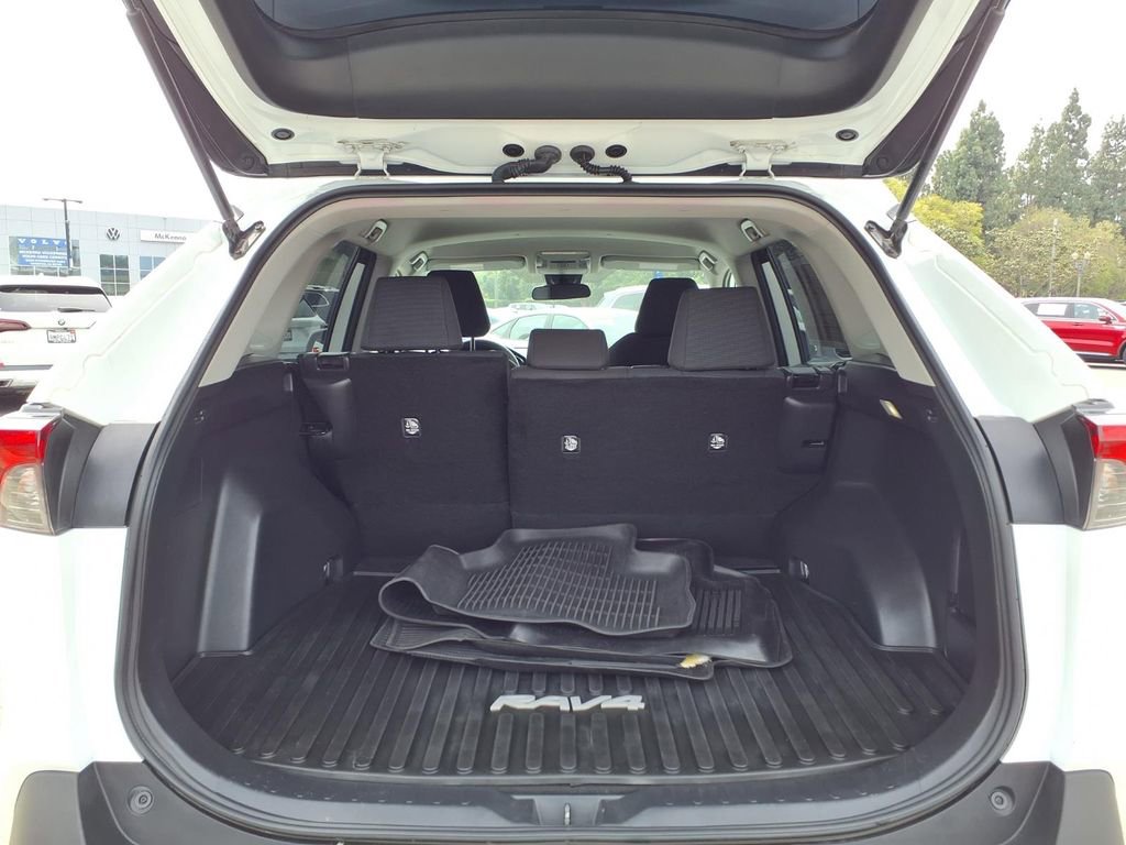 Used 2022 Toyota RAV4 LE image 24