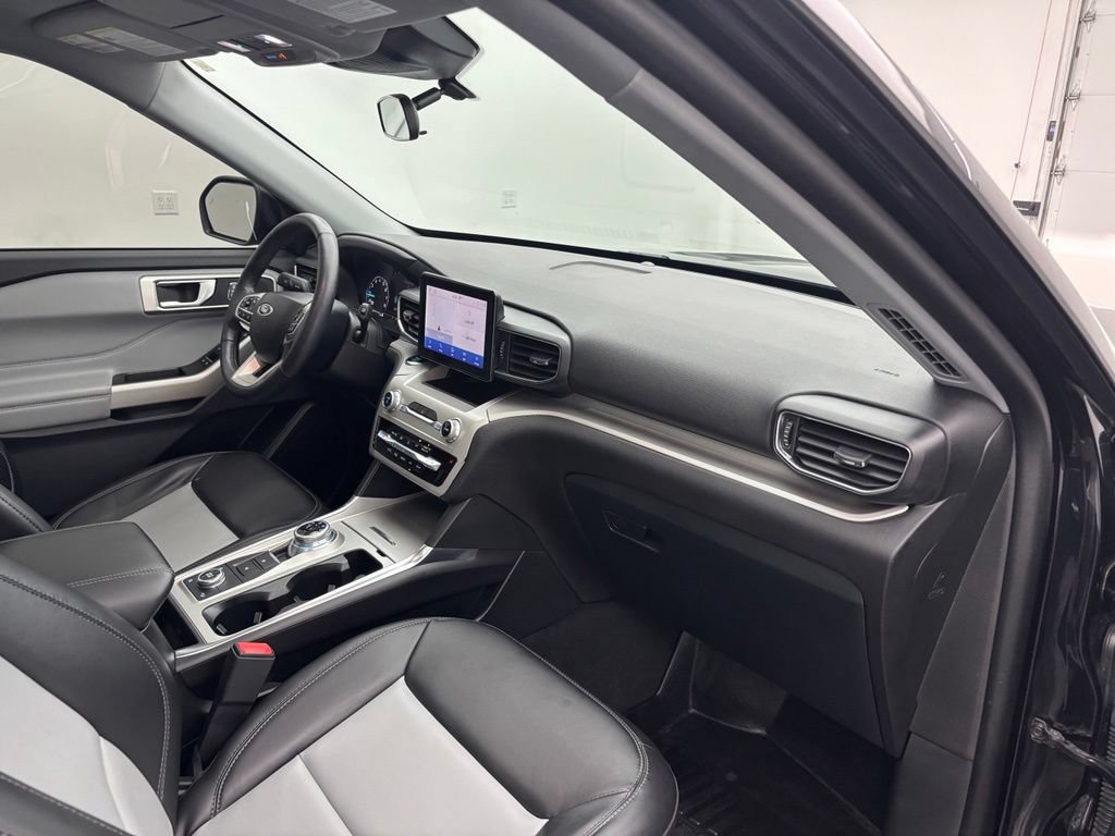 Used 2023 Ford Explorer XLT w/ Equipment Group 202A AWD/4WD image 33