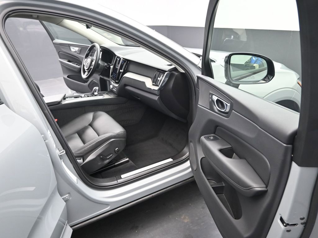 Used 2025 Volvo XC60 B5 Plus image 14