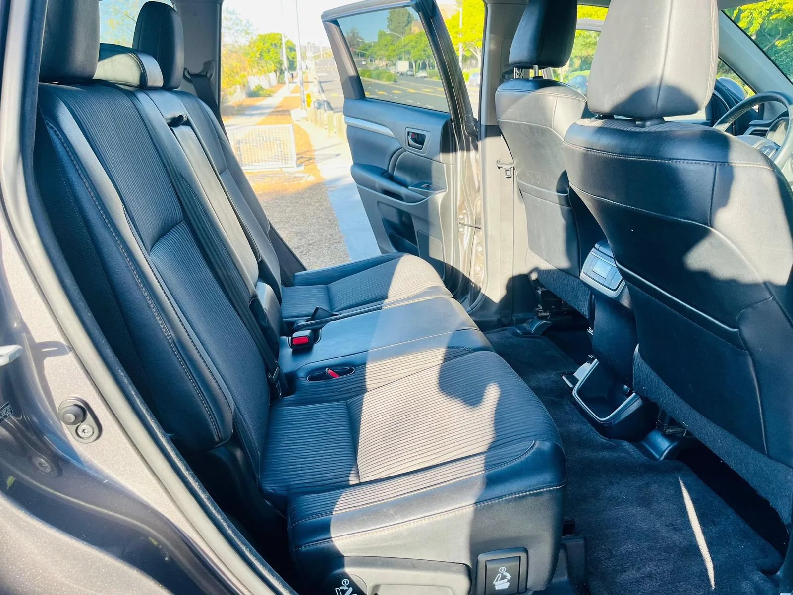 Used 2014 Toyota Highlander Plus FWD image 6