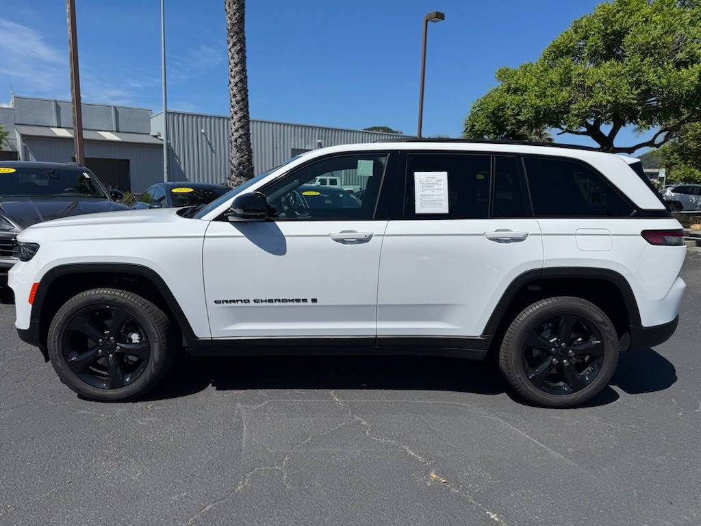 Used 2025 Jeep Grand Cherokee Limited w/ Black Appearance Package AWD/4WD image 6