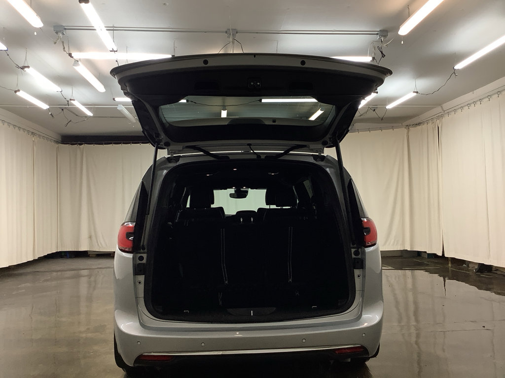 New 2026 Chrysler Pacifica Select FWD image 8