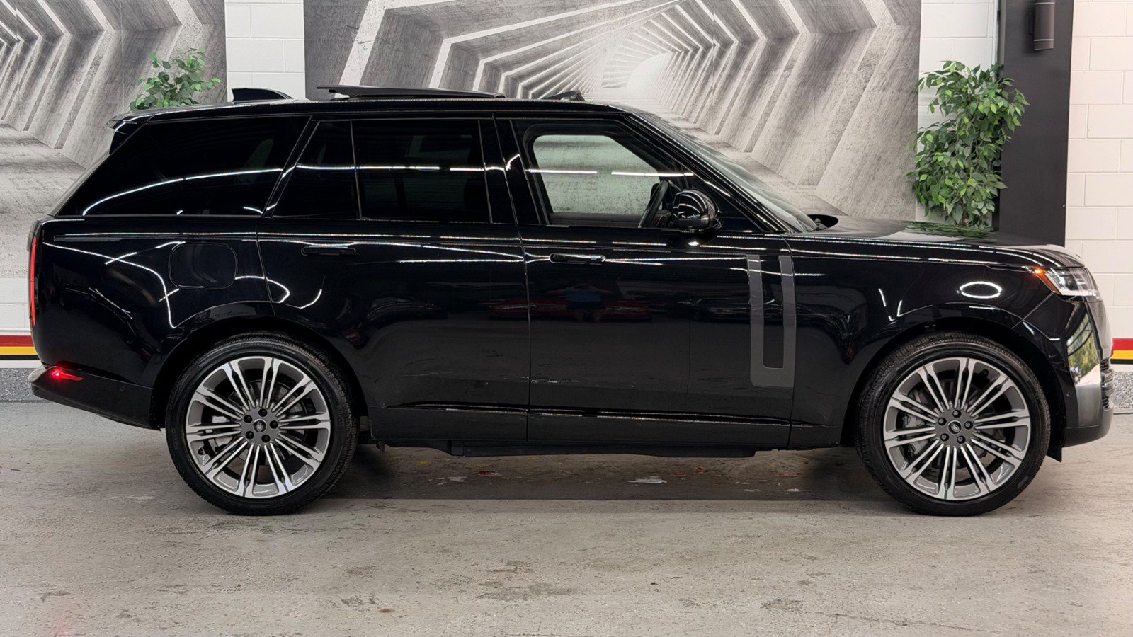 Used 2025 Land Rover Range Rover SE AWD/4WD image 6