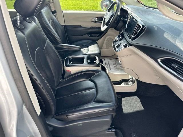 Used 2023 Chrysler Pacifica Touring-L FWD image 55