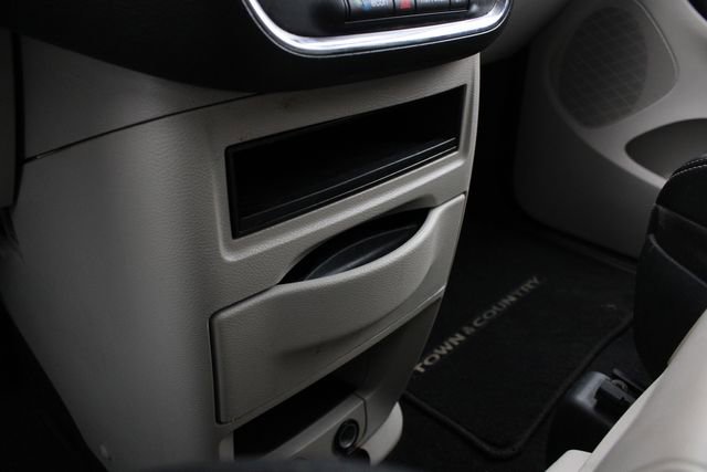 Used 2014 Chrysler Town & Country Touring-L w/ Driver Convenience Group image 14