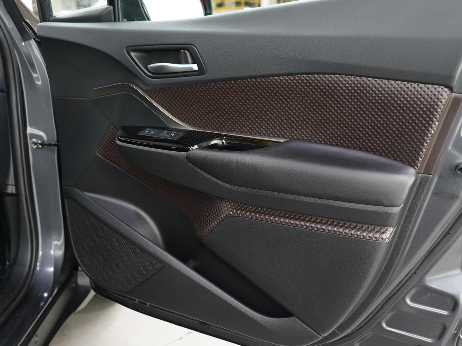Used 2019 Toyota C-HR Limited FWD image 9
