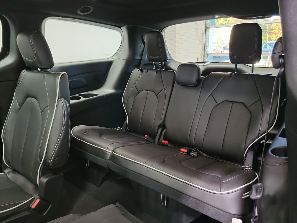 New 2026 Chrysler Pacifica Limited w/ S Appearance Package image 11