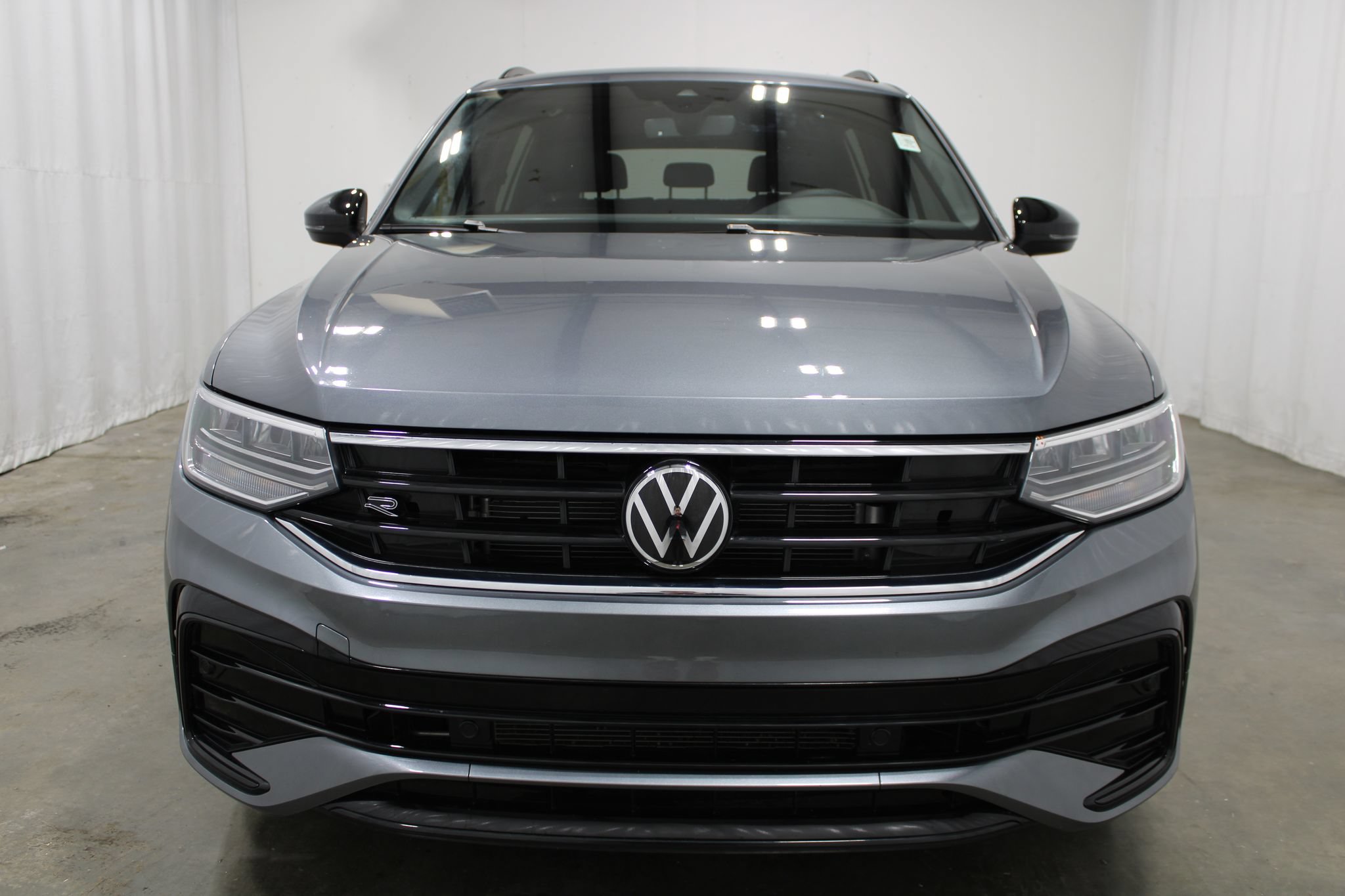 Used 2024 Volkswagen Tiguan SE R-Line AWD/4WD image 3