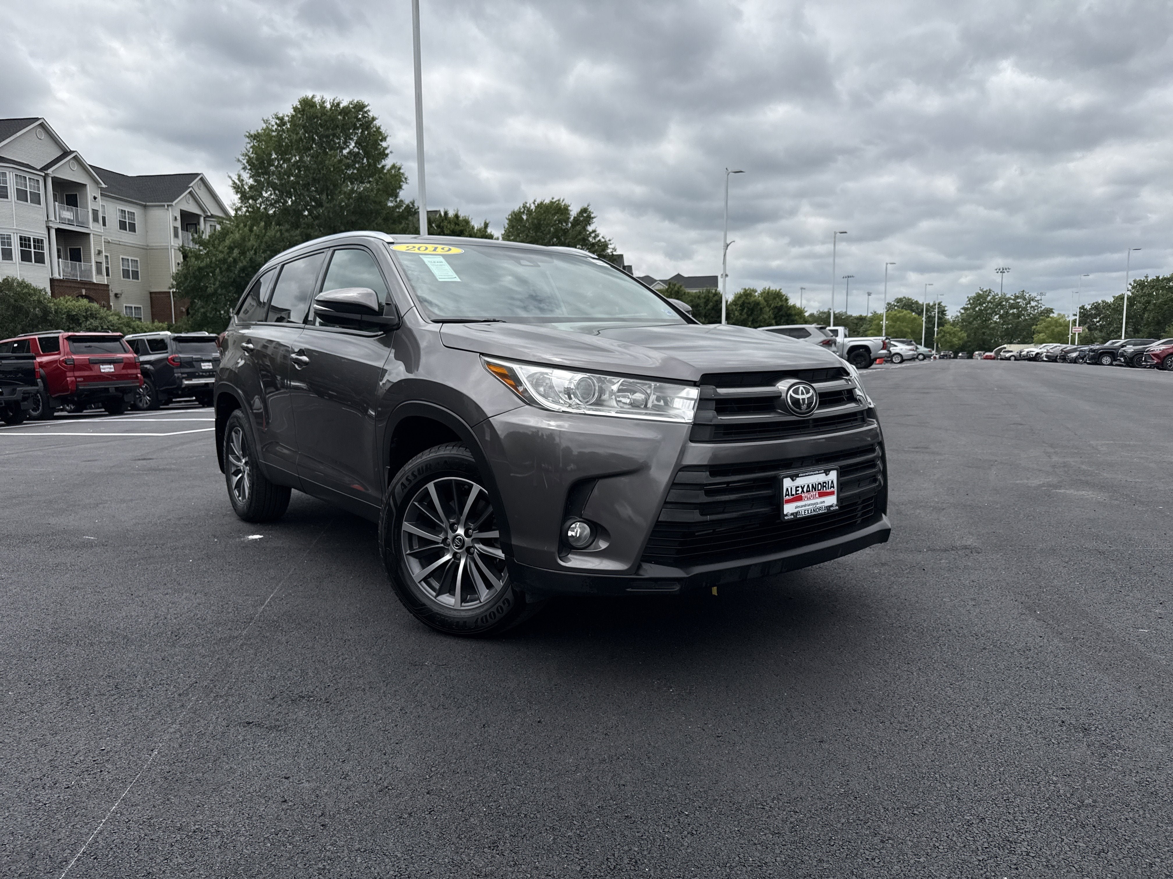 Used 2019 Toyota Highlander XLE AWD/4WD image 2
