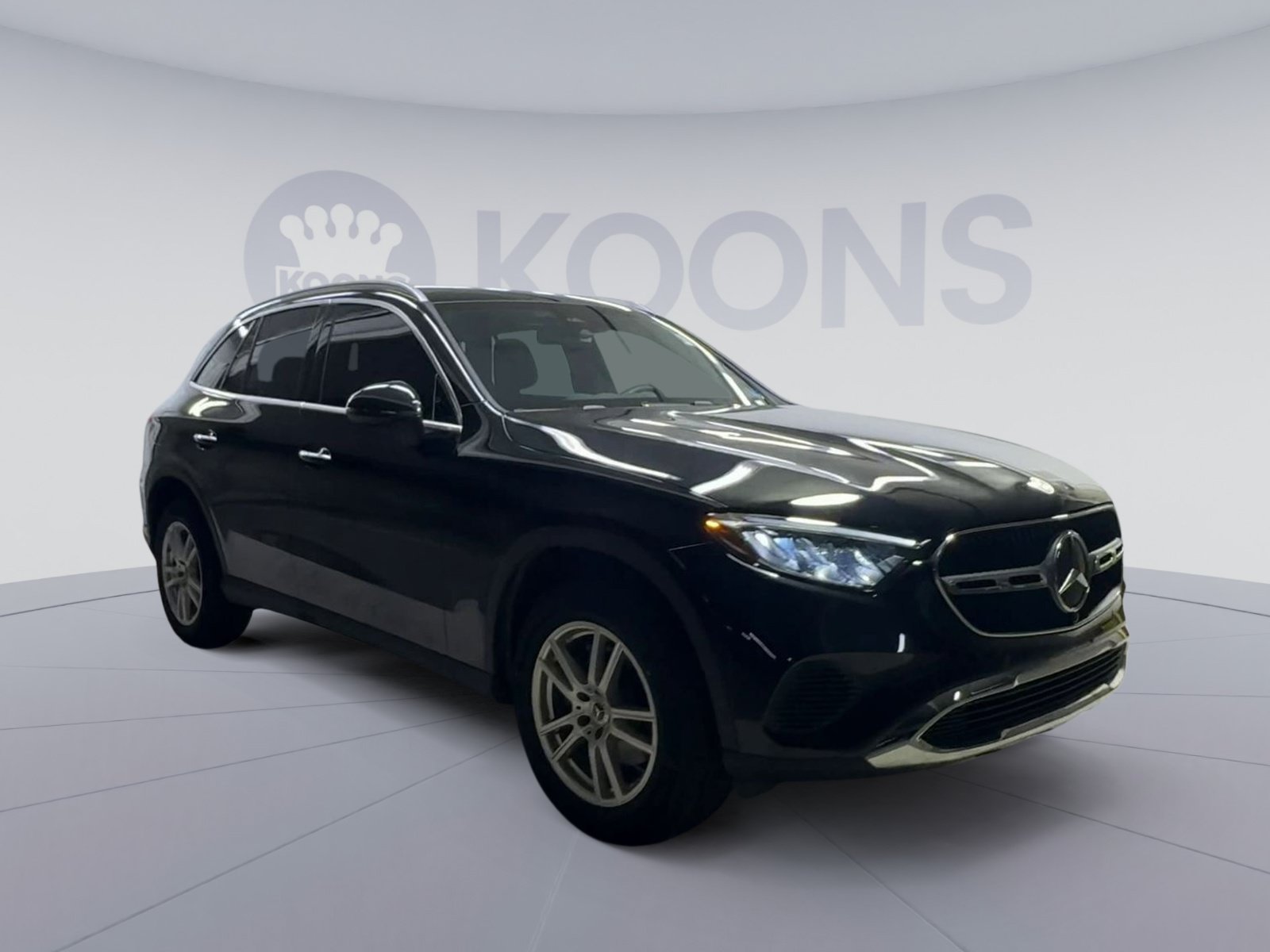 Used 2025 Mercedes-Benz GLC 300 4MATIC image 2