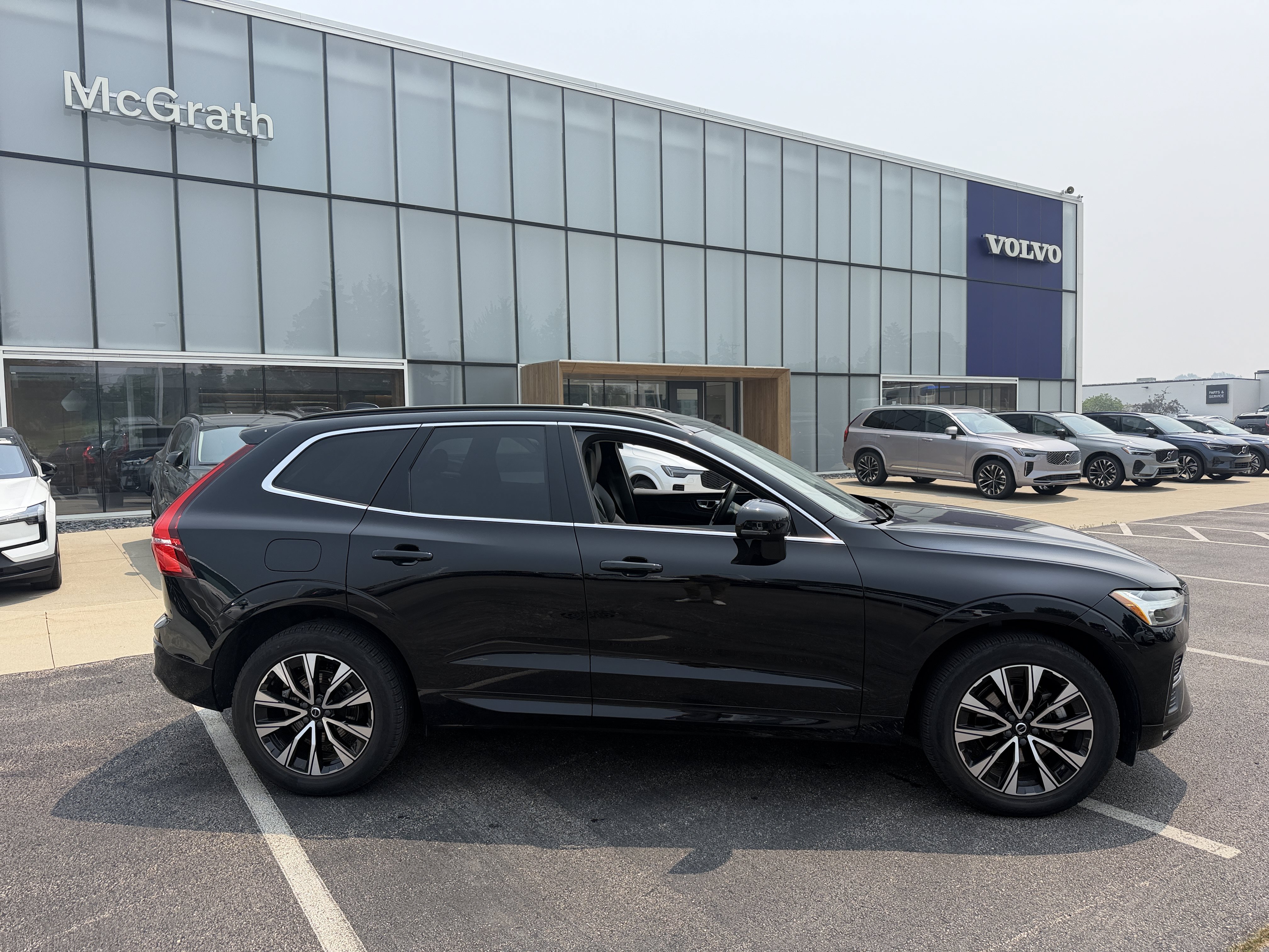 Used 2023 Volvo XC60 B5 Core w/ Climate Package AWD/4WD image 3