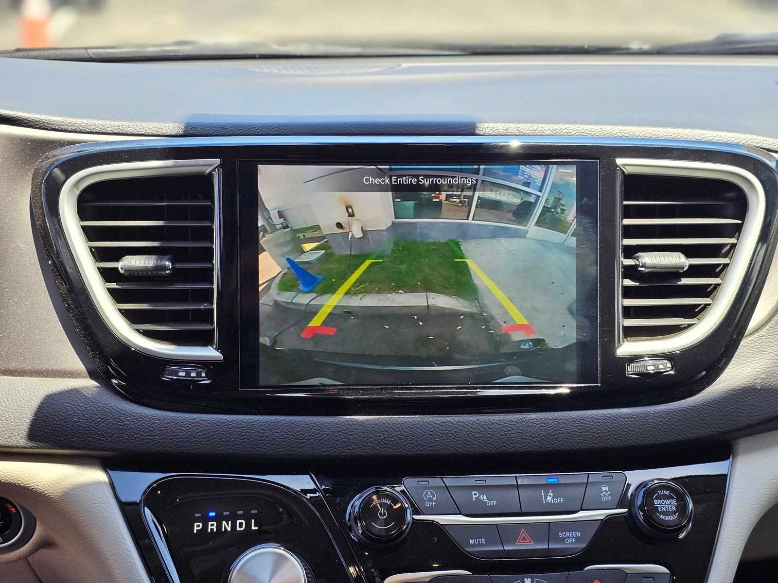 Used 2024 Chrysler Pacifica Touring-L FWD image 13