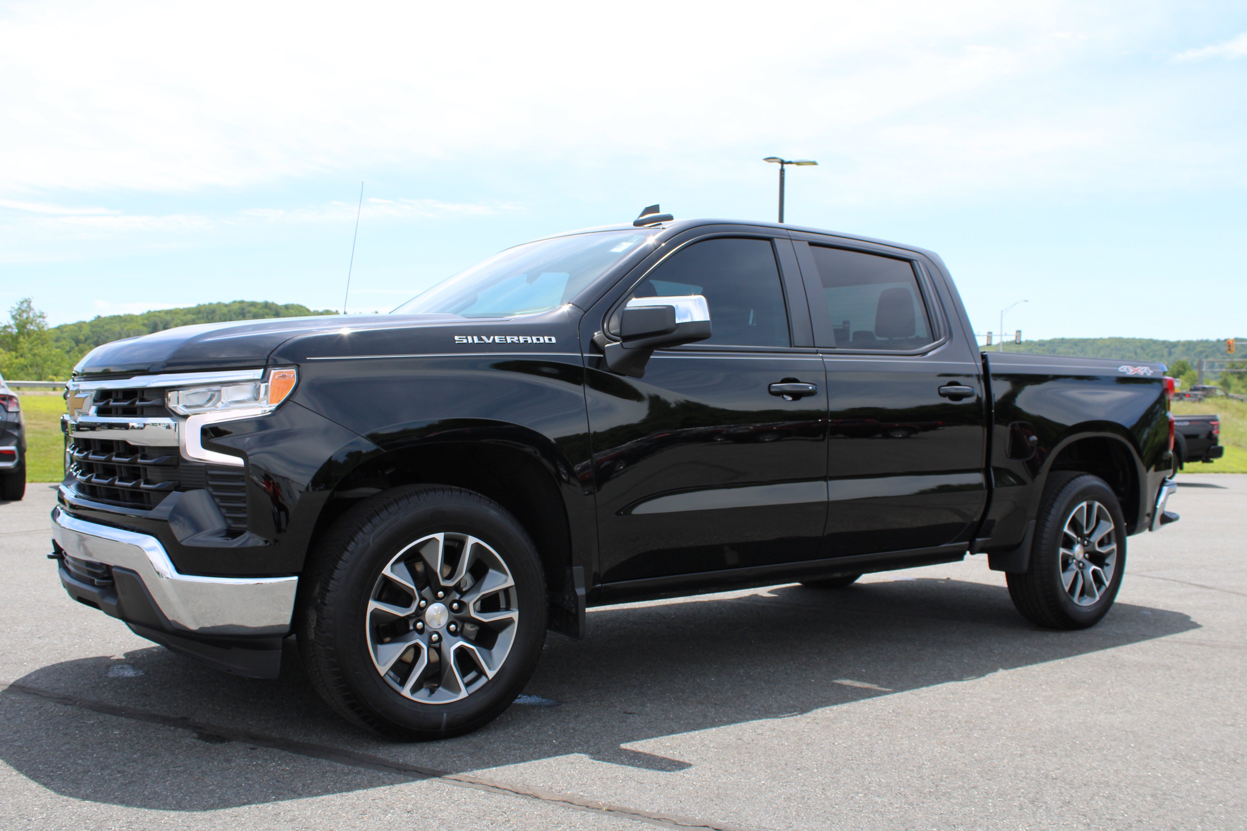 Used 2023 Chevrolet Silverado 1500 LT AWD/4WD image 14