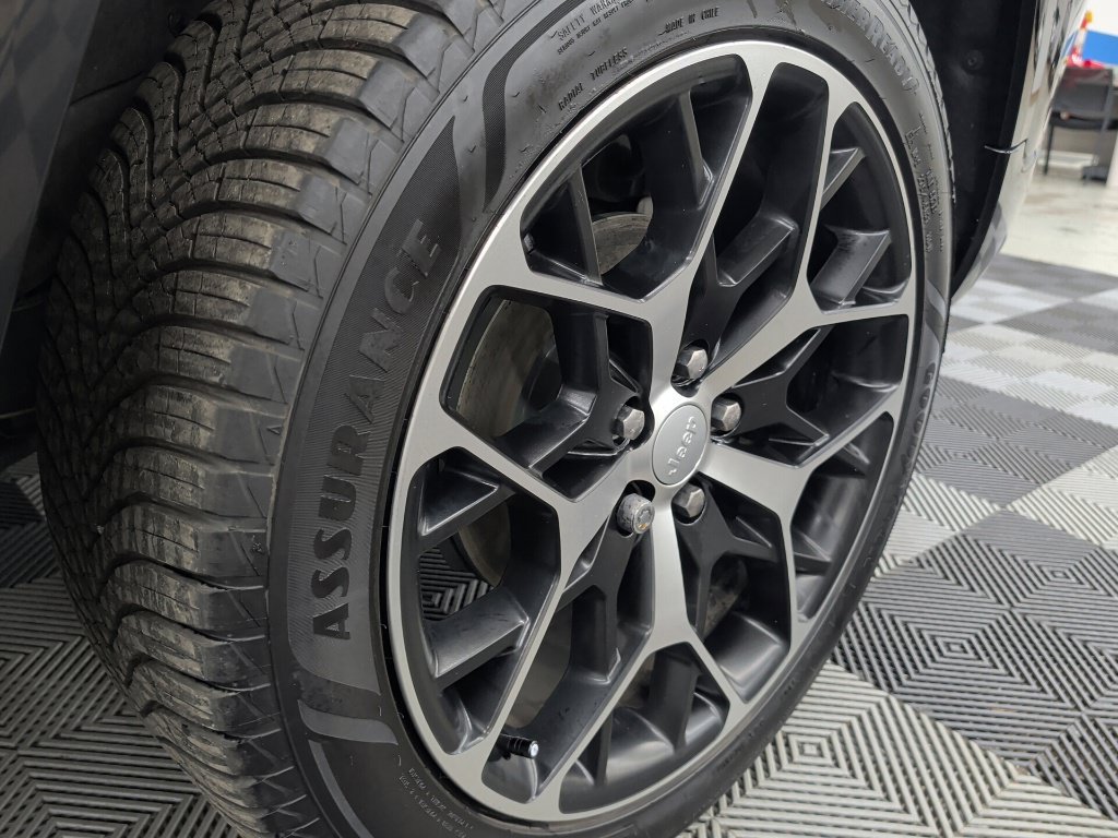 Used 2023 Jeep Grand Cherokee Summit AWD/4WD image 46