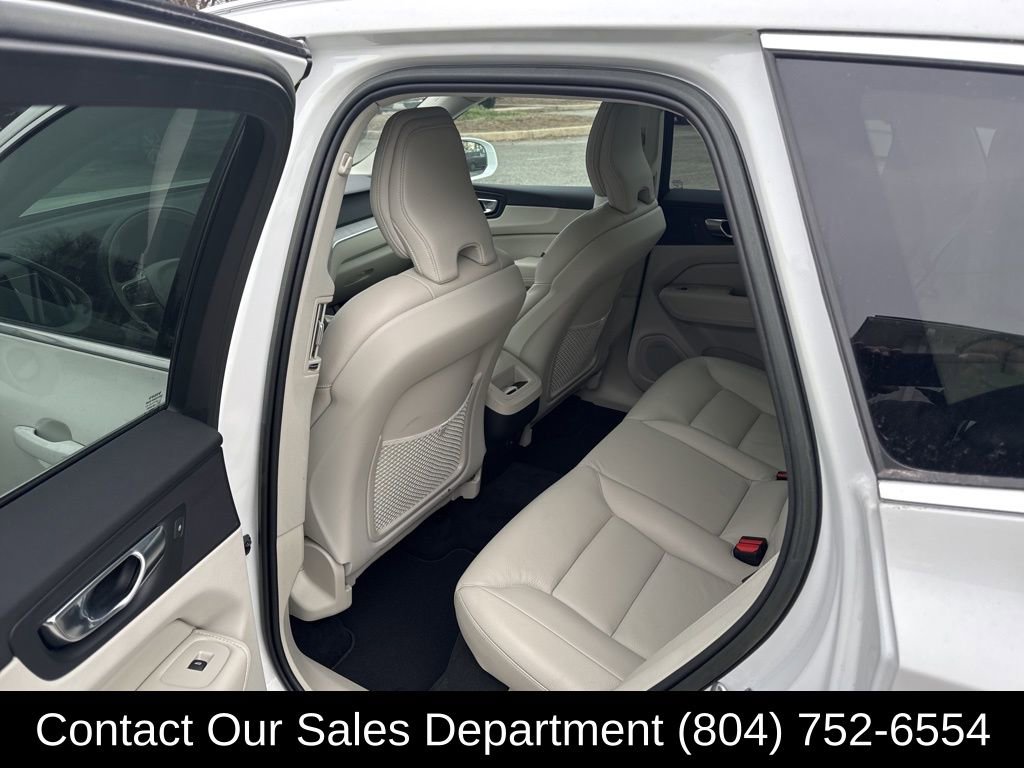 Used 2023 Volvo XC60 B5 Plus image 11