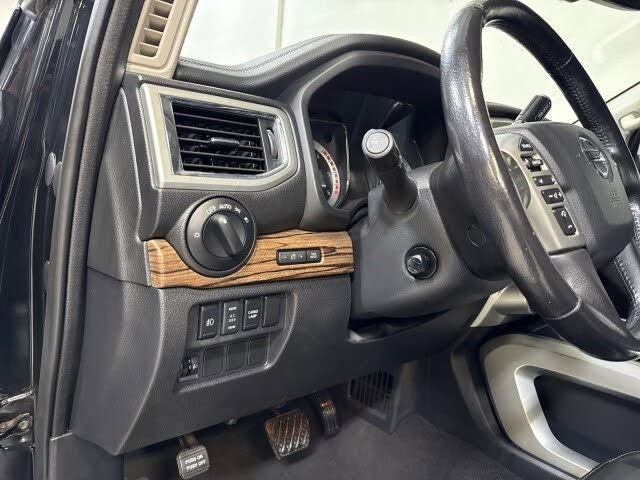Used 2018 Nissan Titan SL w/ Chrome Package AWD/4WD image 21