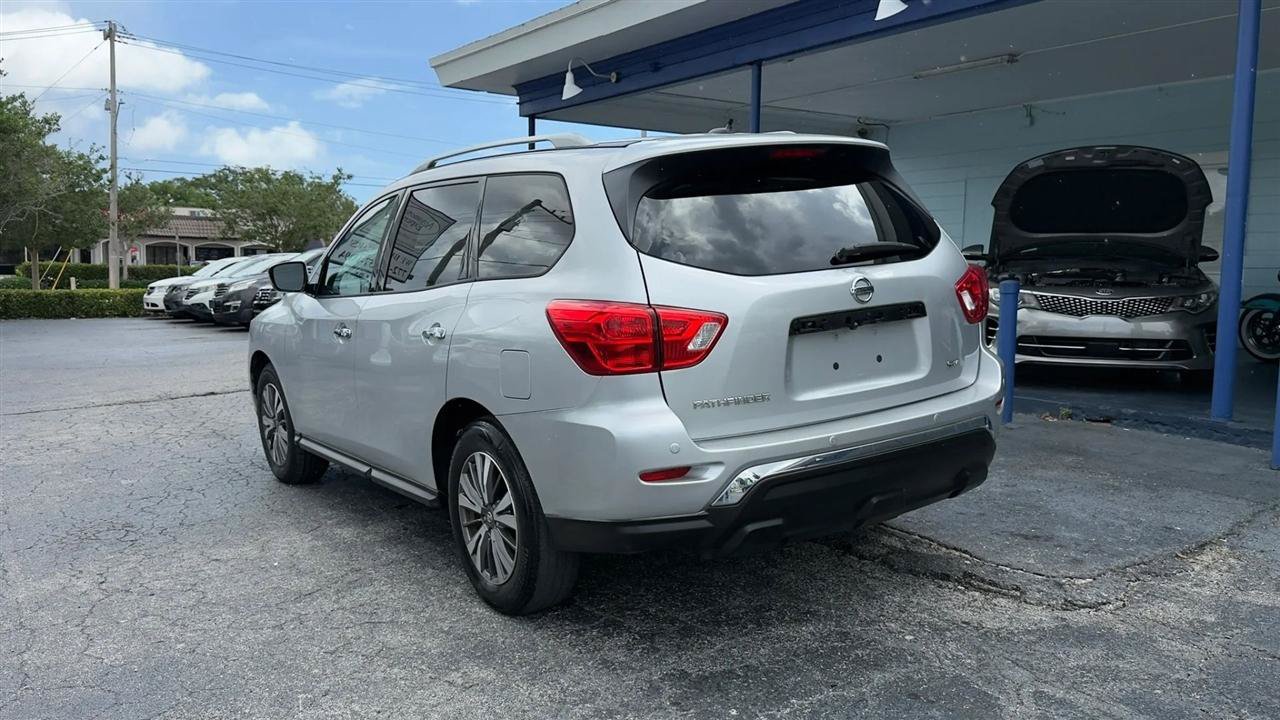 Used 2017 Nissan Pathfinder SV FWD image 3