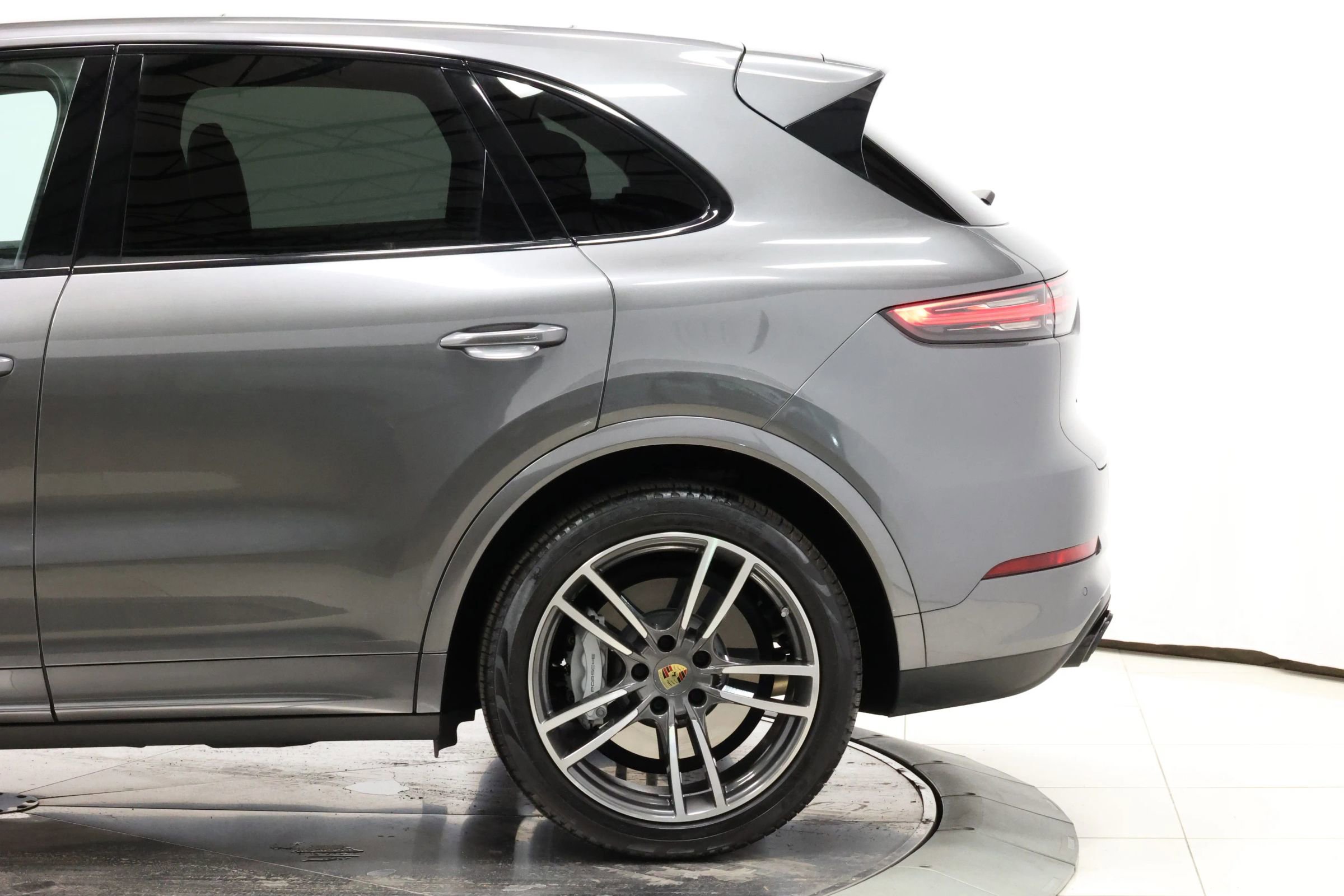 Used 2020 Porsche Cayenne Turbo image 9