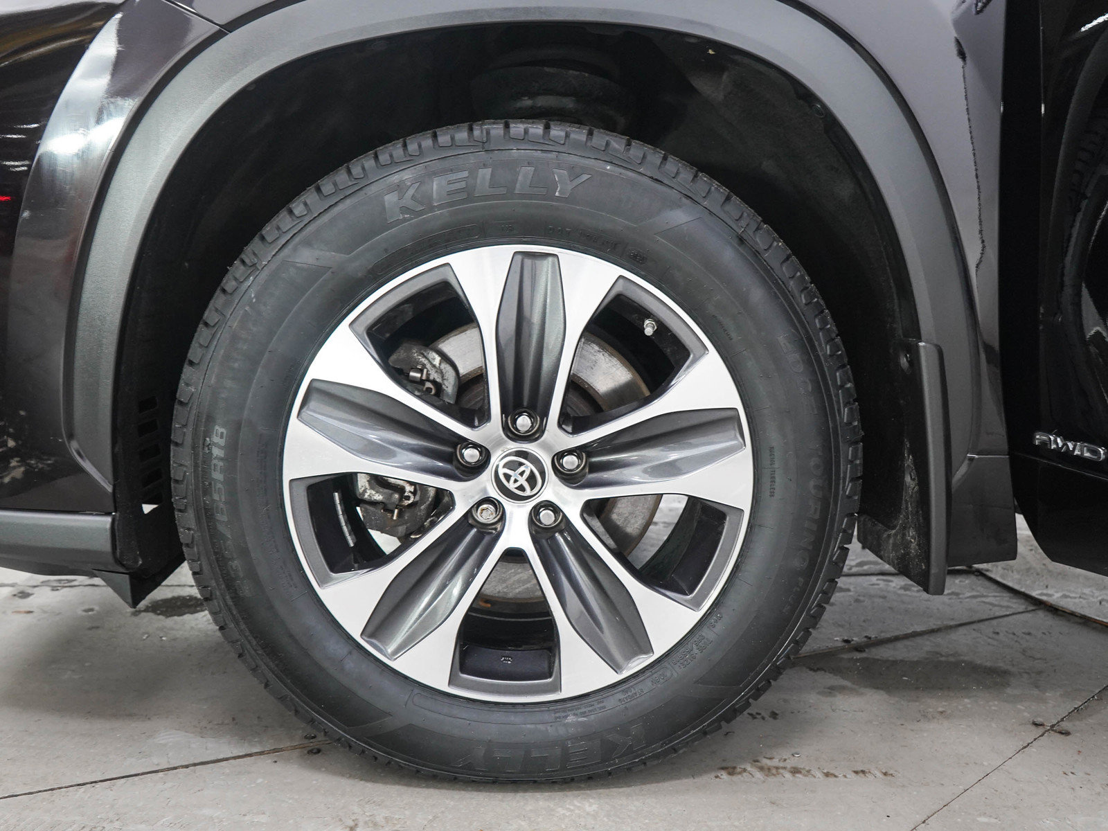Used 2021 Toyota Highlander XLE AWD/4WD image 29