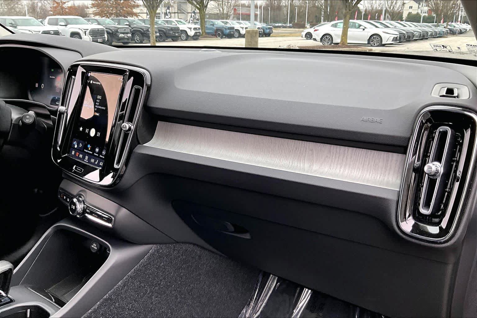 Used 2026 Volvo XC40 B5 Core w/ Climate Package AWD/4WD image 30