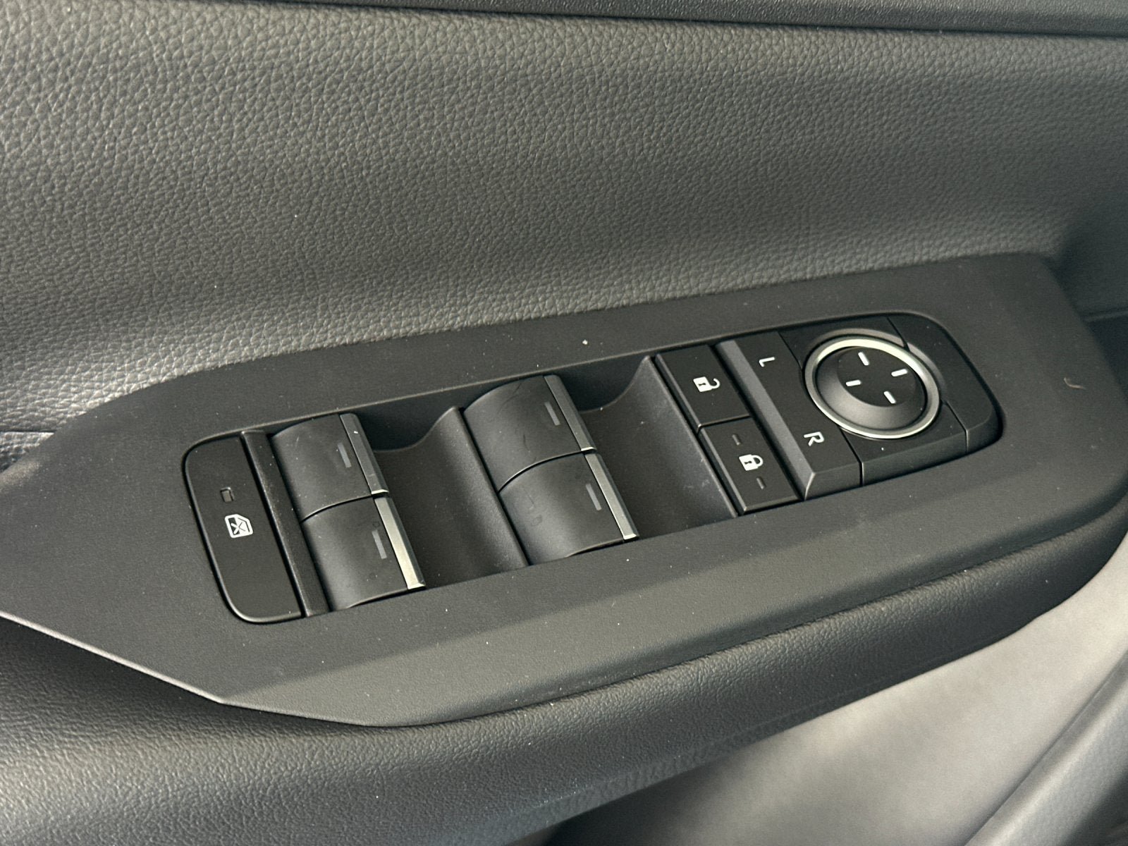 New 2026 Toyota Prius Plug-In Hybrid FWD image 13