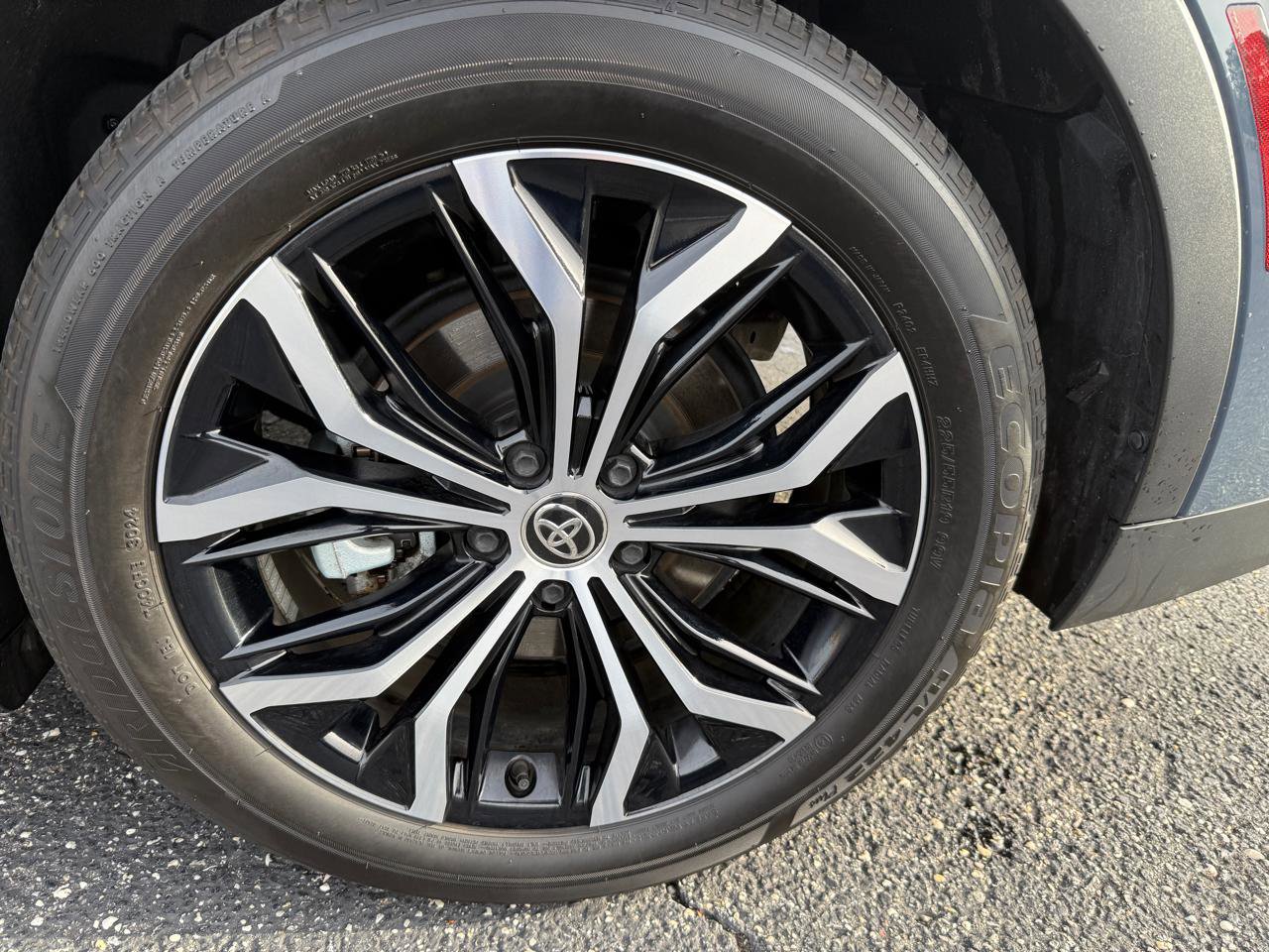 Used 2025 Toyota Crown XLE AWD/4WD image 40