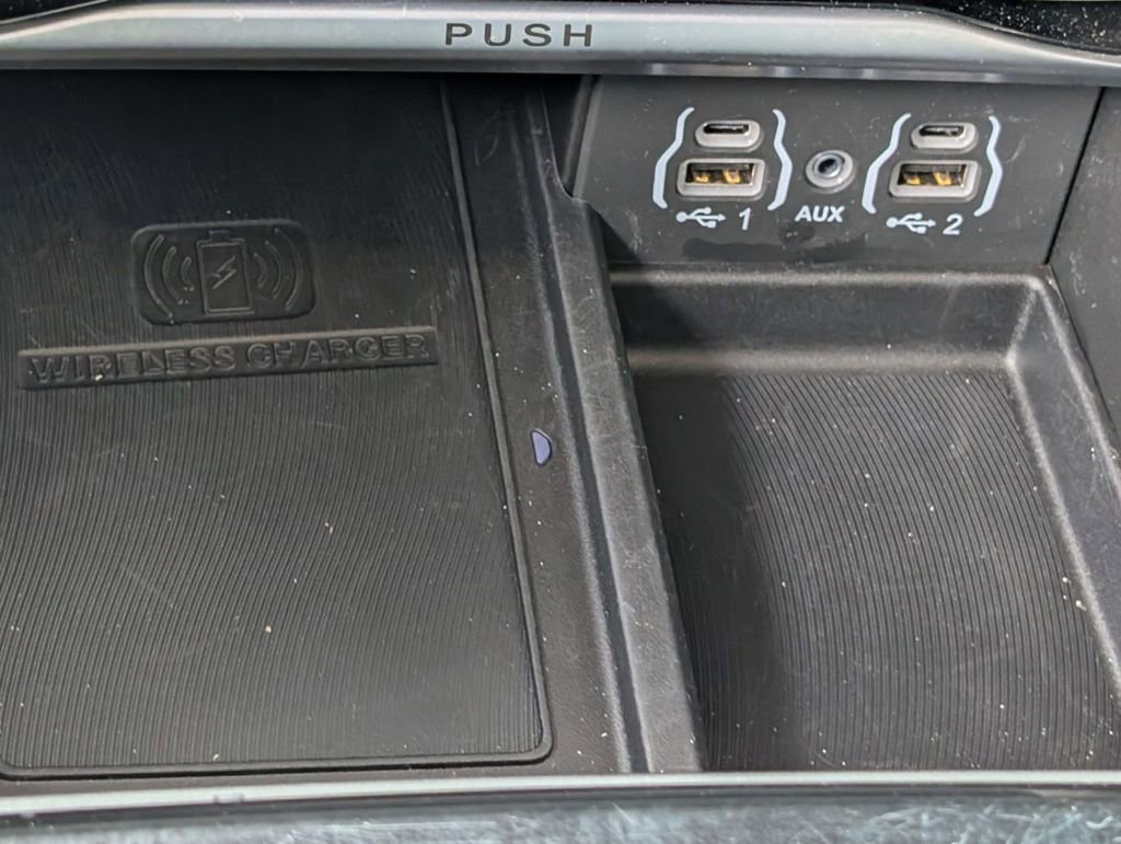 Used 2023 Chrysler Pacifica Limited image 34