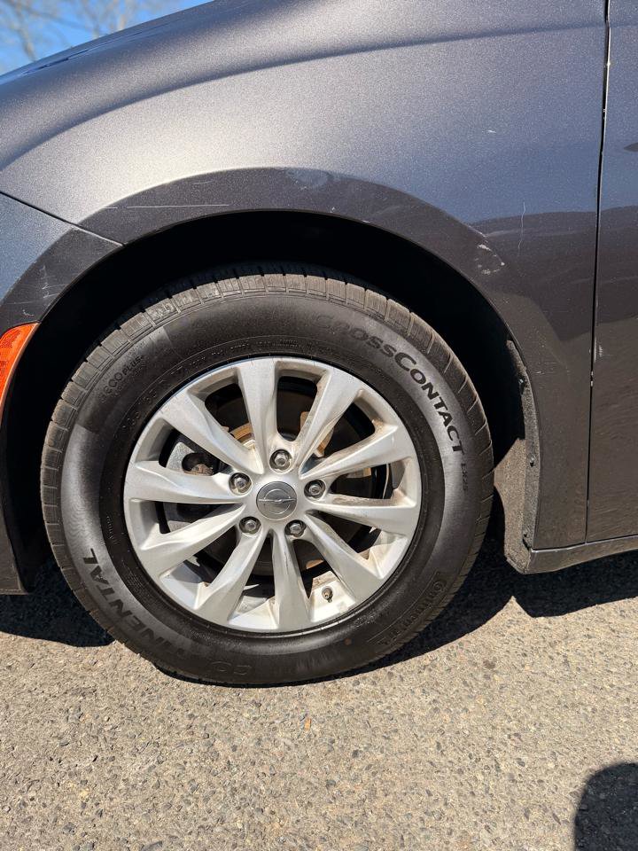 Used 2019 Chrysler Pacifica Touring-L image 31