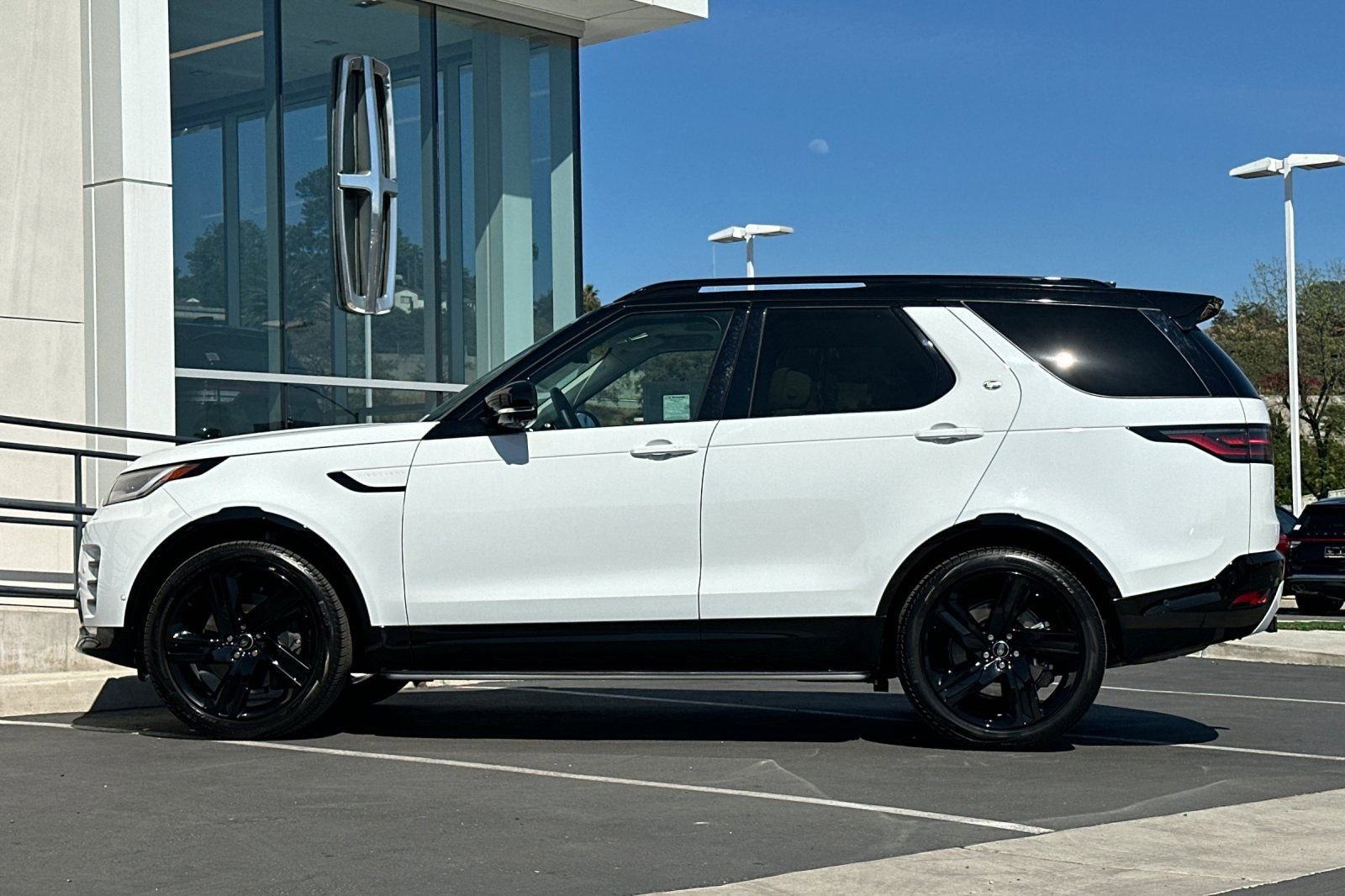 Used 2025 Land Rover Discovery Dynamic SE AWD/4WD image 6
