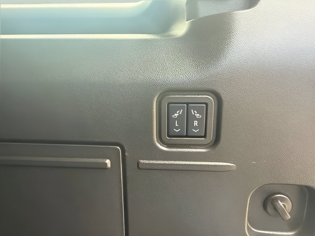 Used 2025 GMC Hummer EV 2X w/ LPO, Sport Package AWD/4WD image 32