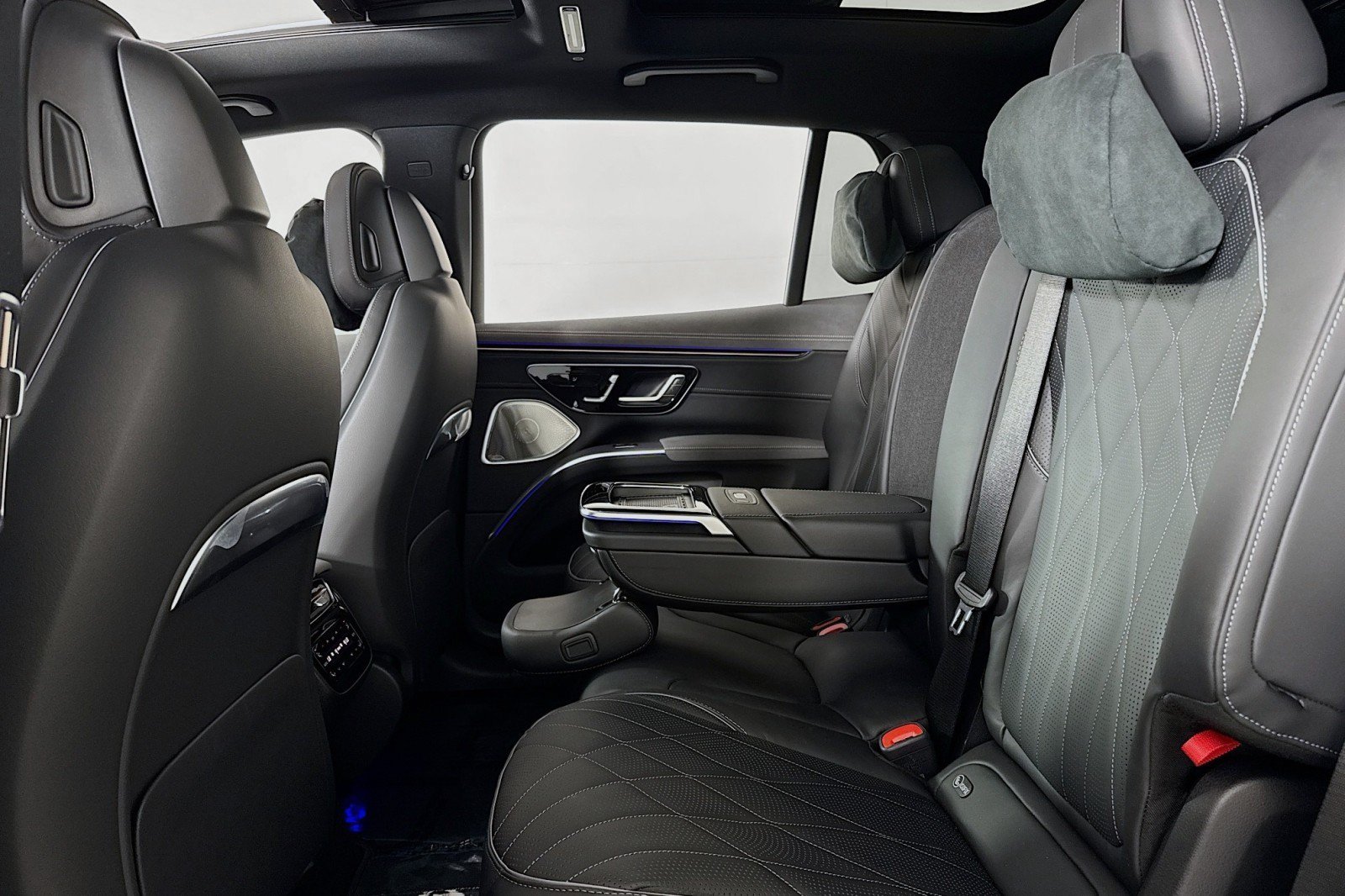 New 2026 Mercedes-Benz EQS 550 4MATIC SUV image 7